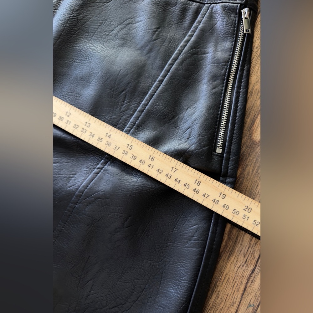 Zara M Black Faux Leather Mini Skirt Moto Style Zipper Detail Classic Essential - Picture 12 of 13